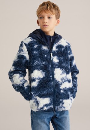 Tamnoplava i bijela flis jakna s uzorkom oblaka, patentnim zatvaračem i kapuljačom, s mekanim, teksturiranim vanjskim dijelom i opuštenim krojem.