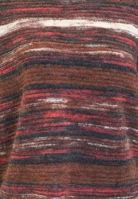 Stickad tröja med horisontella ränder i nyanser av brunt, rött och krämfärgat, med en mjuk struktur och en avslappnad silhuett.