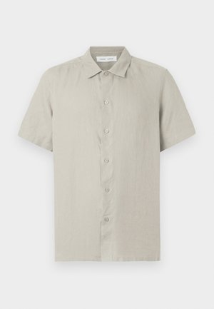 Camisa bege de manga curta com botões e colarinho, feita de tecido leve, vista frontal sobre fundo branco.