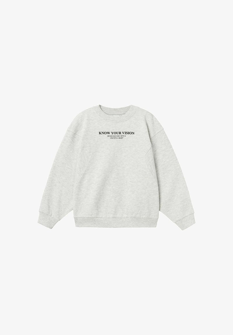 Felpa grigia realizzata in tessuto morbido con polsini e orlo a coste. Presenta una scritta nera che recita "CONOSCI LA TUA VISIONE" sul petto.