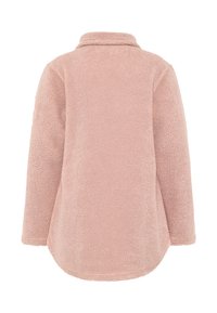 Veste polaire rose clair avec col, manches longues et texture douce. Présente un ourlet arrondi et aucun élément métallique ni motif visible.