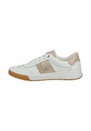 Witte lage sneaker met beige suède accenten, veters aan de voorkant en een zool van gumrubber, zijaanzicht.