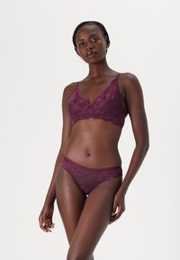 Triumph AMOURETTE CHARM  - Fecskék - deep burgundy