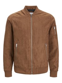 Chaqueta bomber de ante marrón con cremallera frontal, puños acanalados y un bolsillo en el pecho. Textura suave y diseño minimalista sin patrones.
