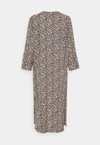 Blommig klänning med trekvartsärmar, med en svart bakgrund, rosa, vita och gröna blommor, samt en slits på sidan av fållen.