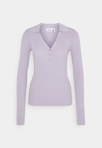 Fialový žebrovaný polo tričko s dlouhým rukávem a výstřihem do V, se třemi knoflíkovými zapínáními a měkkým, texturovaným povrchem.