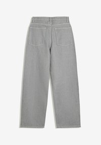 Jeans griși cu picioare drepte, cu buzunare pe spate și bucle pentru curea, prezentate plat, din spate, pe un fundal alb.