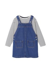 Dunkelblaures Jeans-Overall-Kleid mit zwei Fronttaschen, verstellbaren Trägern und einem weißen gestreiften Langarmshirt, das darunter getragen wird.