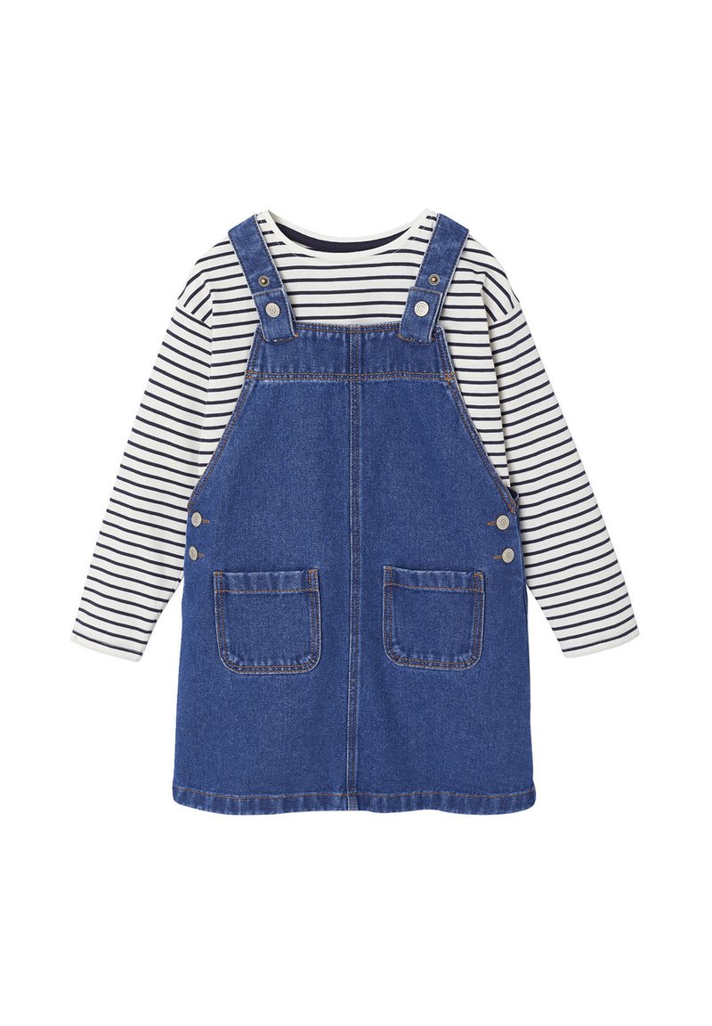 Dunkelblaures Jeans-Overall-Kleid mit zwei Fronttaschen, verstellbaren Trägern und einem weißen gestreiften Langarmshirt, das darunter getragen wird.
