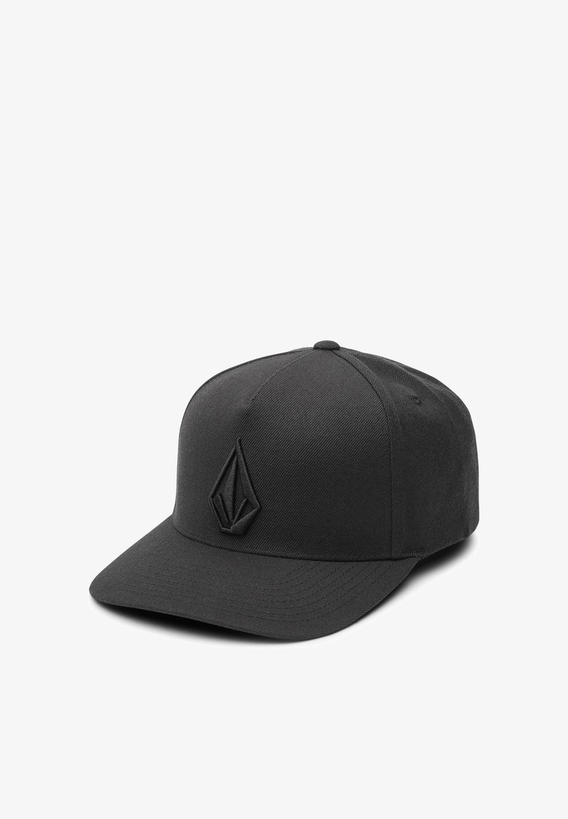 Casquette snapback noire à visière plate avec un logo géométrique noir en relief sur le panneau avant, isolée sur fond blanc.
