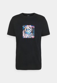 Svart t-shirt tillverkad av bomull med en färgglad, abstrakt grafisk design med geometriska former och varumärket "Diesel" i mitten.