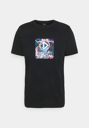 Camiseta negra de algodón con un diseño gráfico abstracto y colorido que incluye formas geométricas y el nombre de la marca "Diesel" en el centro.