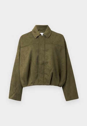 Chaqueta recortada de color verde oliva en material suave similar a ante. Incluye un cuello alzado, cierre frontal con cremallera y mangas sueltas y anchas.