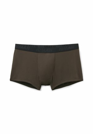 Dunkel olivgrüne Herrenboxershorts mit einem schwarzen elastischen Bund, der den Markennamen in einem dezenten Muster zeigt.