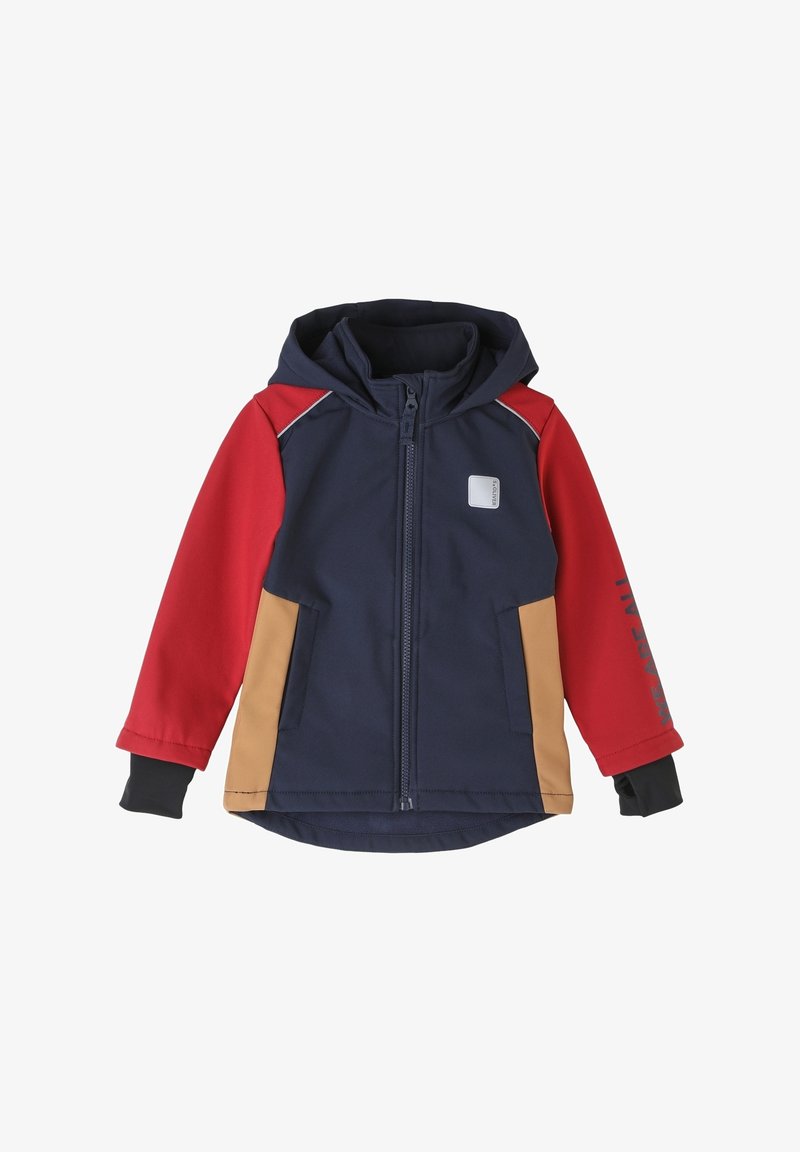 Granatowa kurtka z czerwonymi i beżowymi rękawami, kapturem, pełnym zamkiem błyskawicznym i czarnymi mankietami. Posiada napis "WE ARE ALL" w czerwonym kolorze na prawym rękawie. Materiał wodoodporny.