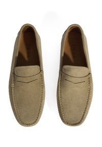Wildleder Slipper in hellgrün-braun mit runder Zehenform und dekorativer Naht. Verfügt über ein Slipper-Design und ein Innenfutter aus Leder.