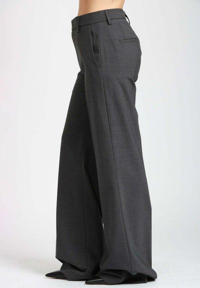 Pantaloni grigi, a vita alta e a gamba larga, con una texture liscia, tasche laterali e un design sartoriale, caratterizzati da una leggera lucentezza e pieghe nette.