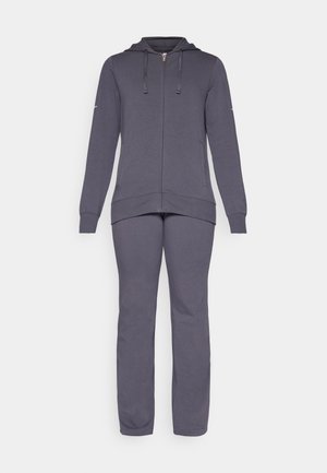 Halli halliga, millel on lukuga ja tõmblukk, pika varrukaga ja esi-taskudega, koos sobivate hallide sportpükstega, millel on mugav lõige.