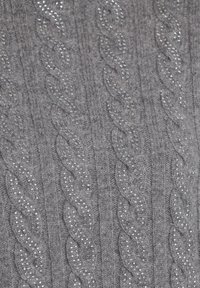Pullover grigio a maglia con motivo a treccia e decorazioni scintillanti, che creano un effetto testurizzato e tridimensionale.