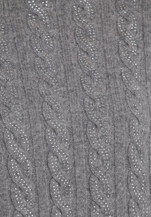 Pull en tricot gris arborant un motif en maille torsadée avec des embellissements scintillants, créant un effet texturé et tridimensionnel.