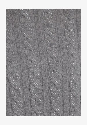 Grauer Strickpullover mit einem Zopfmuster und glitzernden Verzierungen, die einen strukturierten, dreidimensionalen Effekt erzeugen.