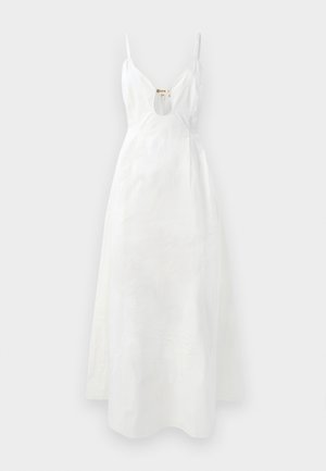 Robe blanche à fines bretelles, décolleté en V plongeant et découpe en clé. Tissu lisse avec un léger éclat, longueur cheville avec un corsage ajusté.
