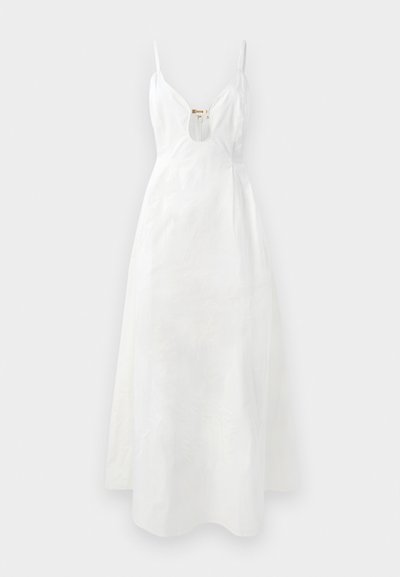 Bijela haljina s tankim naramenicama, dubokim V-izrezom i prorezom u obliku ključa. Glatka tkanina s blagim sjajem, do članaka s pripijenim gornjim dijelom.
