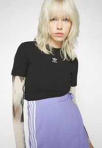 adidas Originals Základné tričko - black