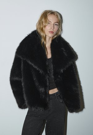 Stradivarius CROP czarny