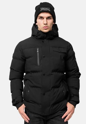 Giubbotto imbottito nero con colletto alto, chiusura con zip e bottoni a clip, due tasche frontali e finitura in tessuto testurizzato.