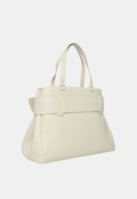 Borsa tote in pelle bianca con finitura texurizzata, dotata di due manici alti e un design ampio e strutturato. Accentuata da una grande cintura con fibbia.