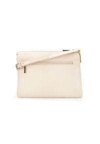 Krémová kožená crossbody taška se zipovým uzávěrem, obsahující přední zipovou kapsu a plochý popruh na rameno, obdélníkový tvar a hladký povrch.