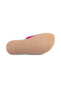 Roze suède sandaal met een golvende rubberen zool, voorzien van een reliëf merknaam en een zachte, gestructureerde voetbed voor comfort.