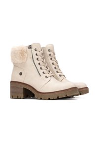 Botas de tobillo de cuero beige con un puño de piel sintética, parte delantera con cordones y cremallera lateral. Presenta un tacón grueso y una suela de goma texturizada.