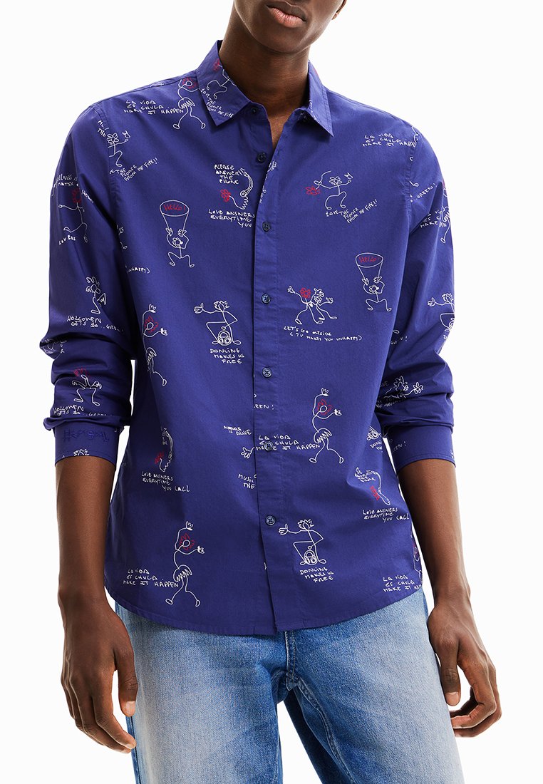 Blaues Button-Up-Hemd aus Baumwolle, mit weißen grafischen Kritzeleien und Textmustern, langen Ärmeln und einer linken Brusttasche.