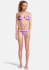 Ensemble de bikini multicolore avec des rayures horizontales en rose, violet et gris, doté d'un design de soutien-gorge triangulaire et de détails assortis à la taille.