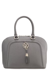 Borsa sintetica grigia con forma arrotondata, due manici superiori e un pon-pon decorativo. Presenta un accento dorato con il logo.