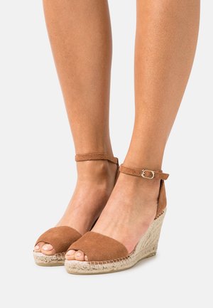 CARLA - Sandali con plateau - cognac
