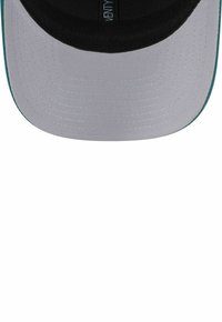 Visière de casquette de baseball grise et noire avec des coutures de bordure bleu sarcelle et le mot « VENTY » visible sur le tissu intérieur noir.