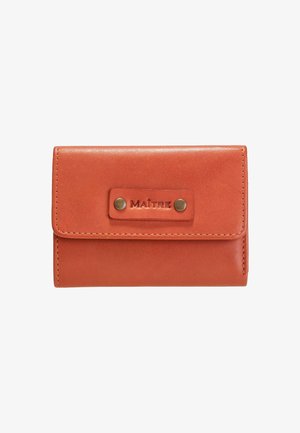 Portefeuille en cuir orange avec fermeture à bouton-pression, bords cousus et étiquette "MAITRE" en relief à l'avant. Design compact et rectangulaire.