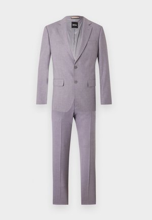 Traje de hombre gris claro de dos botones con solapas con muesca, bolsillos con solapa y pantalones de corte ajustado sobre fondo blanco.