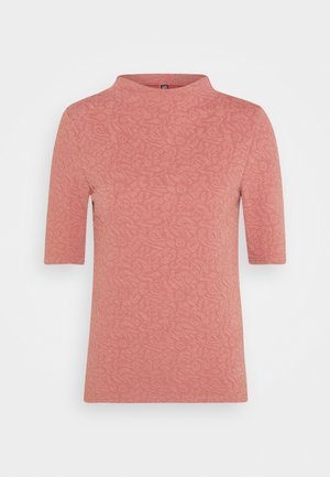 Roze gebreide top met korte mouwen en textuur, hoge ronde hals en een subtiel bloemenpatroon, voorkant weergegeven op een witte achtergrond.