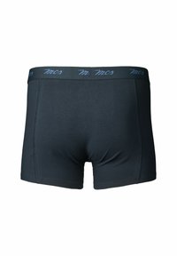 Moški temno sivi bombažni bokserici z črnim pasom, ki ima moder logotip. Gladka tekstura z ravnimi šivi. Brez vzorcev ali opaznih detajlov.