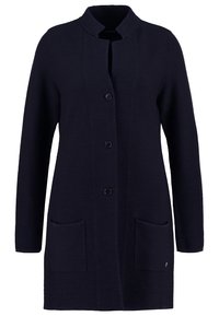 Marinblå cardigan med mandarin-krage, knäppning, två framfickor, texturerad tyg och långa ärmar.
