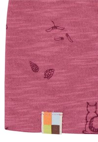 Rosa Stoff mit subtiler Textur und dunkellila Blatt- und Tiermustern. Beinhaltet ein kleines, mehrfarbiges Etikett am unteren Ende.