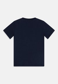 Námořnická modrá bavlněná tričko s krátkým rukávem, klasickým kulatým výstřihem a čistým, minimalistickým designem. Hladká textura bez viditelných vzorů nebo akcentů.