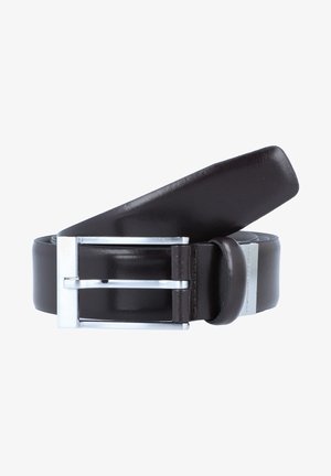 Cinturón de cuero marrón oscuro con una textura suave, que presenta una hebilla rectangular de plata y una placa metálica de acento grabada con un logotipo.