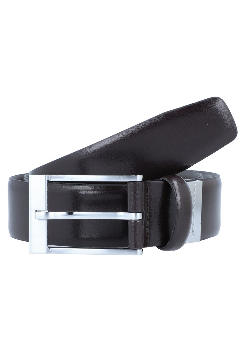 Ceinture en cuir marron foncé avec une texture lisse, dotée d'une boucle rectangulaire en argent et d'une plaque métallique accentuée portant un logo en relief.