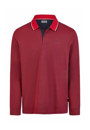 Rotes Langarm-Poloshirt mit strukturiertem Stoff, Zweiknopf-Patte und rotem Kragen, akzentuiert mit weißen und marineblauen Streifen.