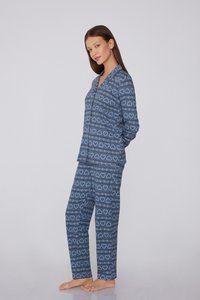 Ensemble de pyjama bleu comprenant un haut à manches longues avec col et un pantalon assorti. Motif répété de cœurs et de motifs géométriques. Tissu doux.